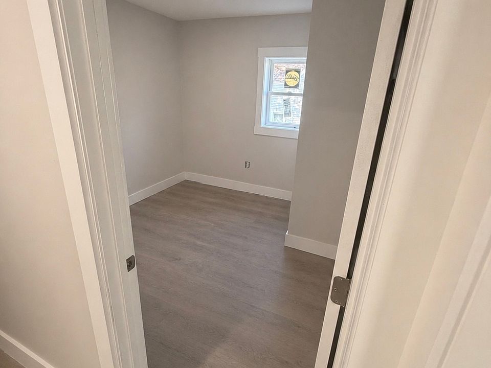 2nd image of 141 Milk St Floor 1