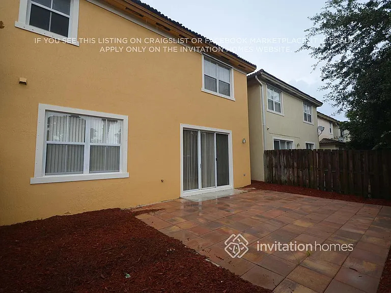 11260 NW 74th Ter — Photo 8