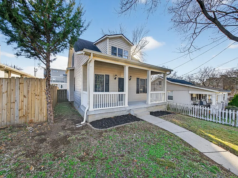 1103 Summit Ave — Photo 3