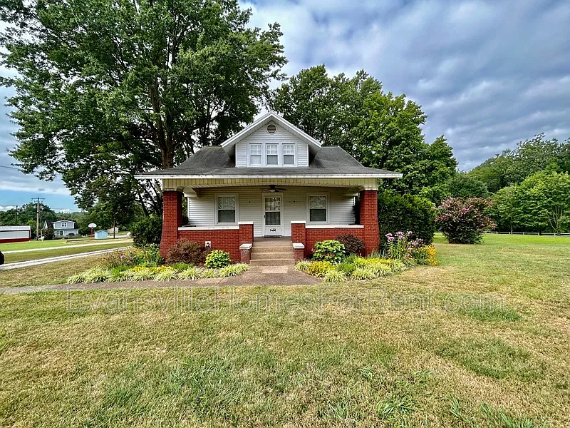4 bed, 2.0 bath, 2720 sqft, $1,875 — Photo 2