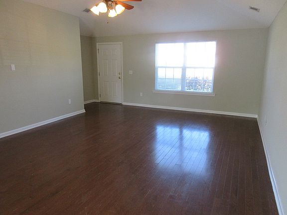 4th image of 136 Auburn Cir