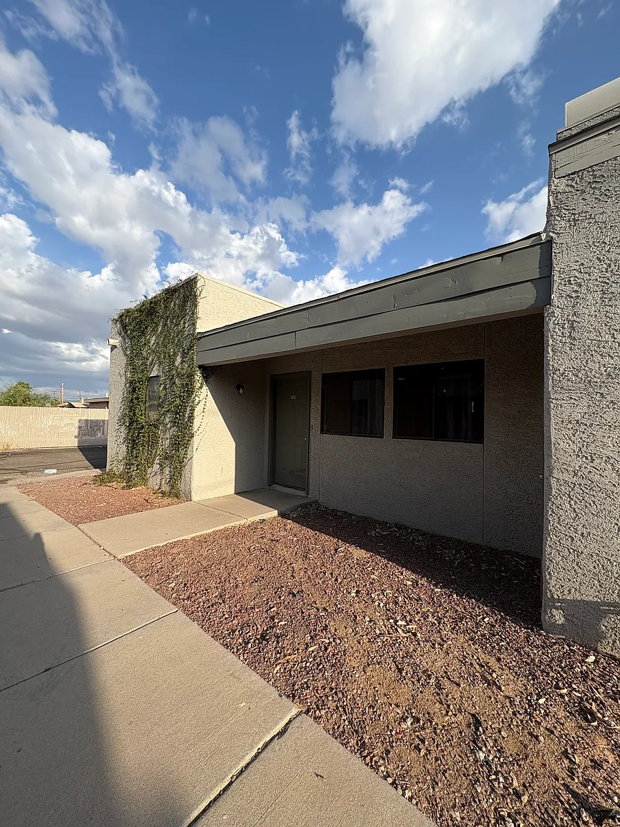 Building Photo - 107 E King Rd