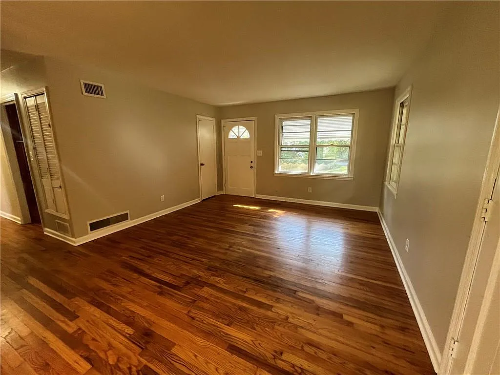 3 bed, 1.0 bath, 936 sqft, $1,345 — Photo 3