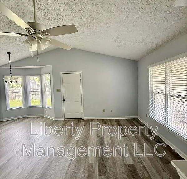 1222 Skyline Dr — Photo 5