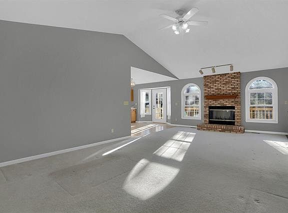 3rd image of 106 Valley Oaks Ln