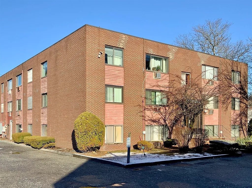 1 bed, 1.0 bath, 596 sqft, $1,900 — Photo 2