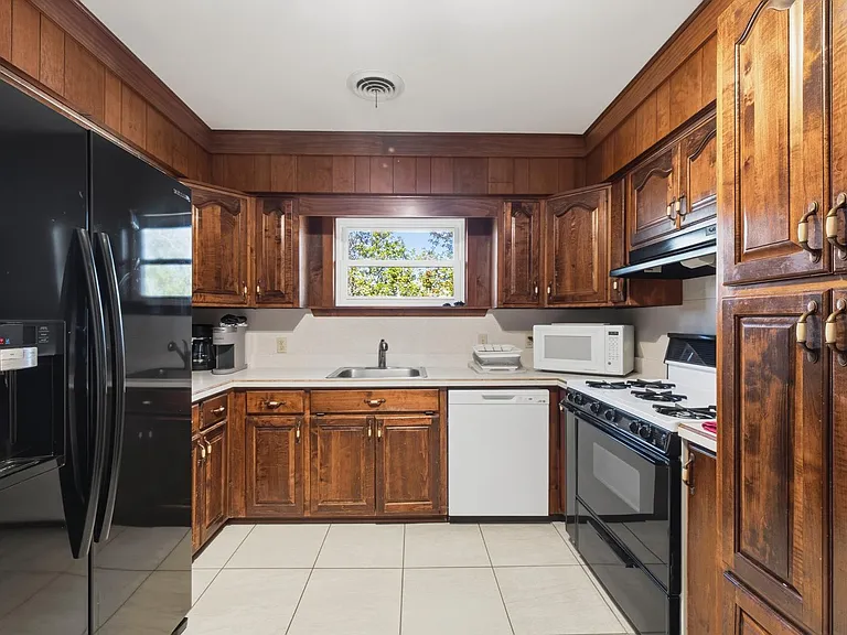 Brookwood Dr — Photo 19