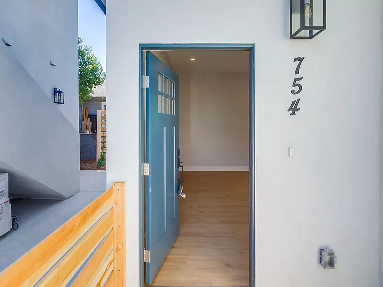 754 W 9th Ave — Photo 20