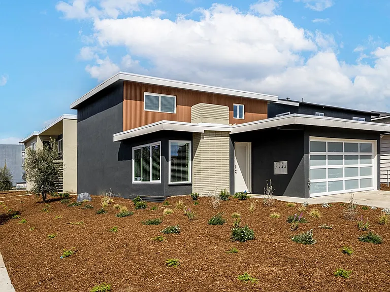 1307 Amethyst St — Photo 2