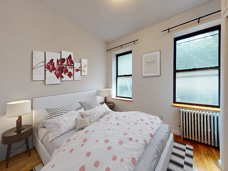 214 E 10th St #3 — Photo 2