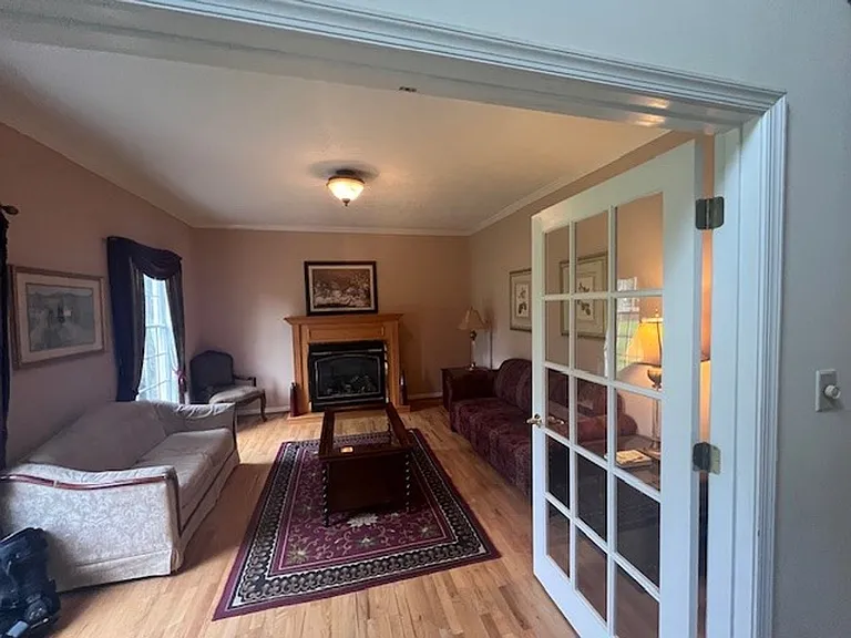 331 Lakeside Dr — Photo 7