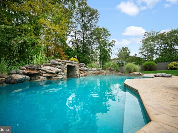 502 Long Ln, Huntingdon Valley, PA 19006