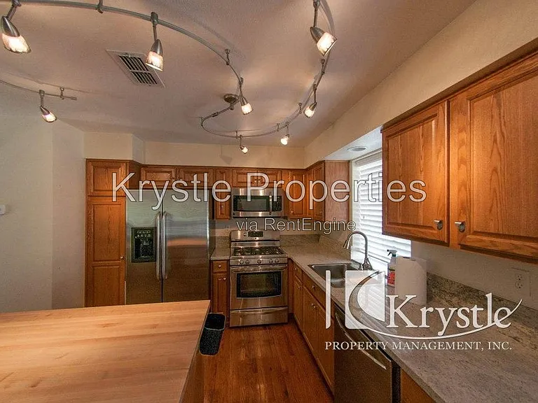 496 E East St — Photo 2