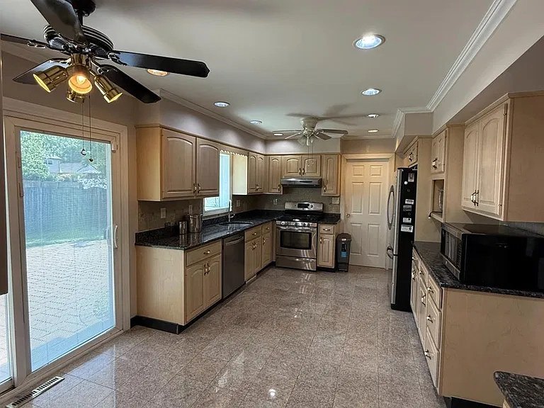 43 Jonathan Dr — Photo 16
