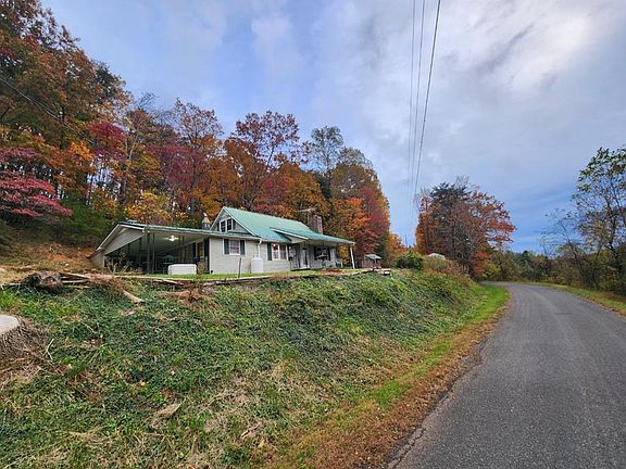 2nd image of 412 Lyons Hollow Rd