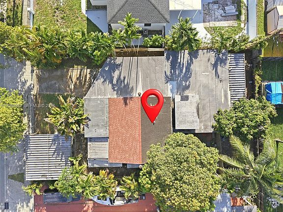 2nd image of 621 SE 4th St