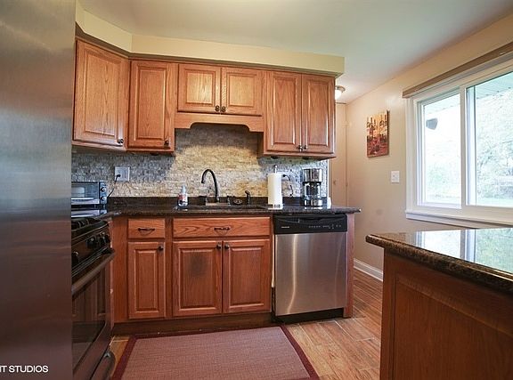 5th image of 812 Stamford Ct