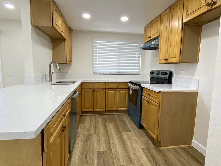 6001 Fullerton Ave — Photo 10