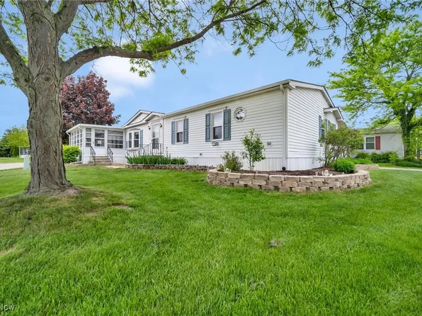 44 Periwinkle Dr, Olmsted Falls, OH 44138