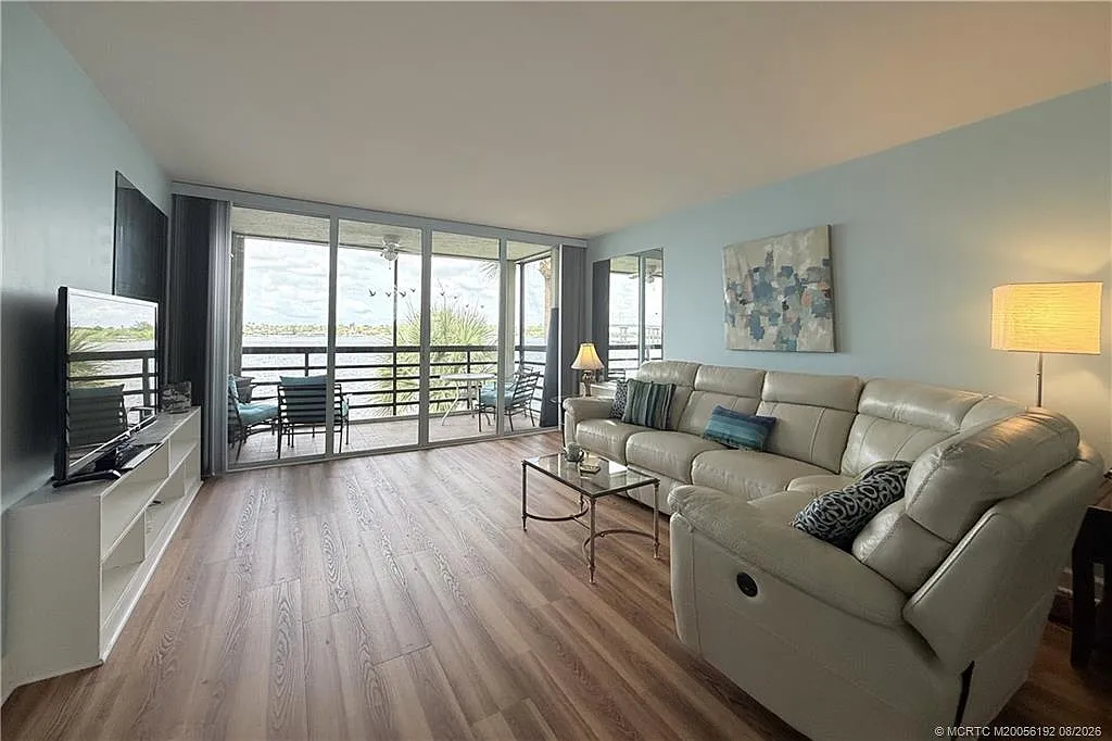 2 bed, 2.0 bath, 1294 sqft, $2,500 — Photo 4