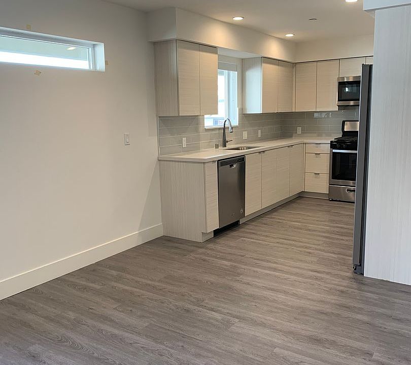 1st image of 3945 Ingraham St #302