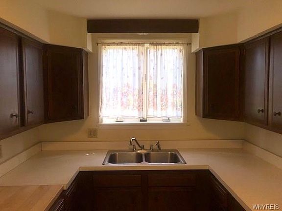 2nd image of 5 Woodbrook Dr APT 5