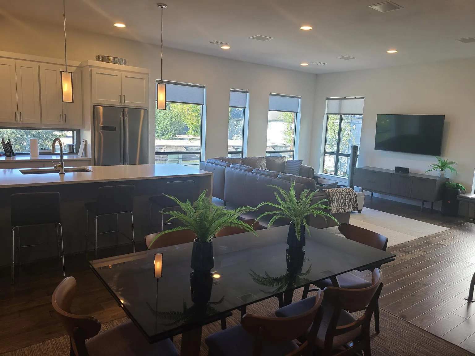 3 bed, 3.5 bath, 2305 sqft, $4,600 — Photo 3