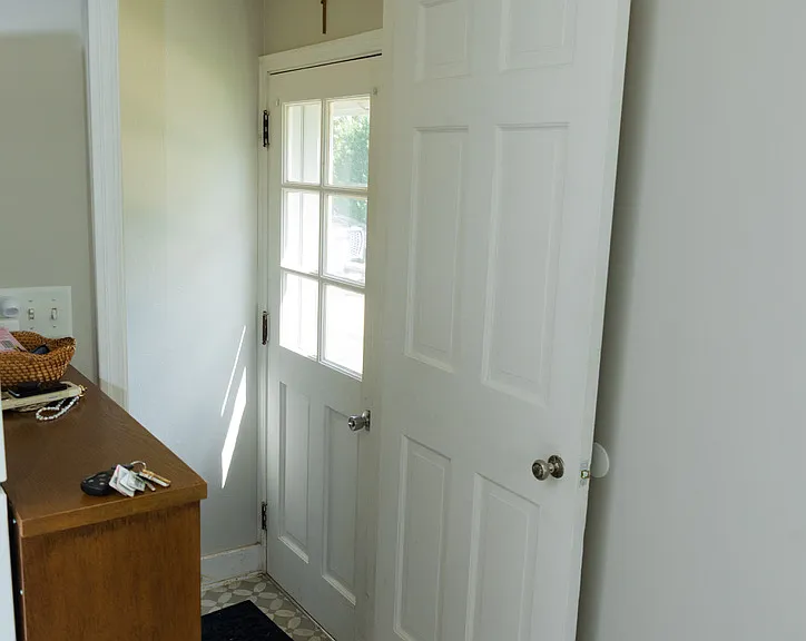 Side door entrance into kitchen