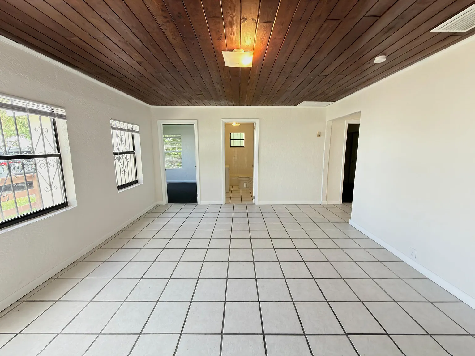 3 bed, 2.0 bath, 1320 sqft, $3,200 — Photo 3
