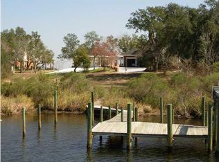 818 Choctaw Ln, Shalimar, FL 32579