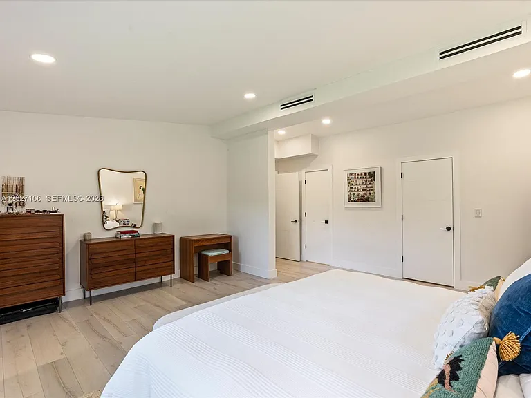 1945 Alamanda Dr — Photo 19