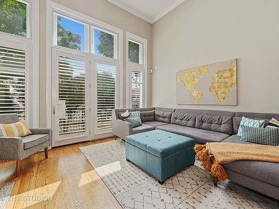 3rd image of 3028 N Sheffield Ave APT 1N