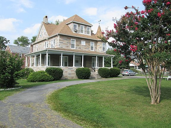 HouseFrontCrepeMyrtle_07112019