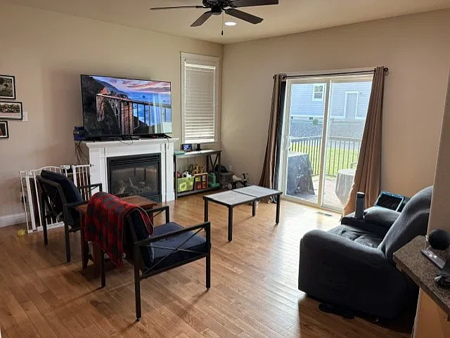 3 bed, 2.5 bath, 1850 sqft, $2,200 — Photo 2