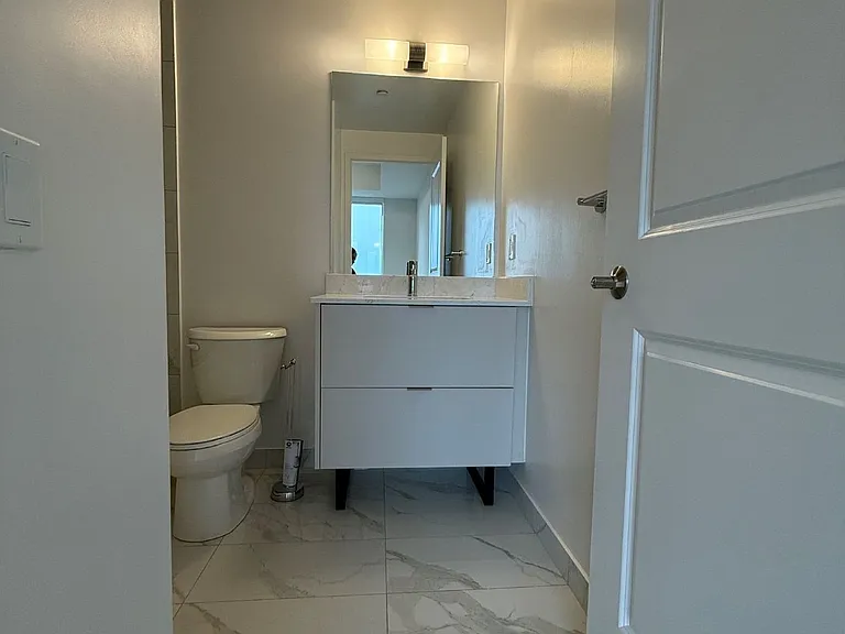 202 Burnhamthorpe Rd E #1410 — Photo 8