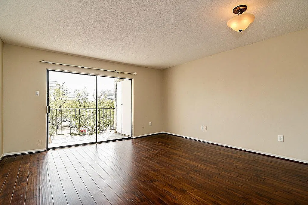 2818 S Bartell Dr — Photo 3