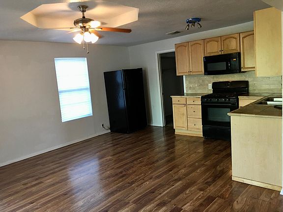 3rd image of 122 Lake Valley St