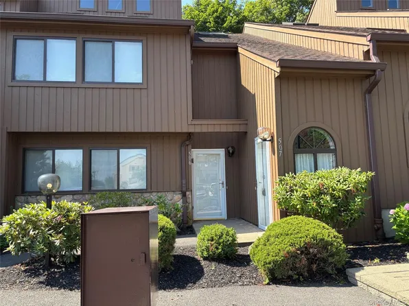 507 Scenic Ln, Poughkeepsie, NY 12603