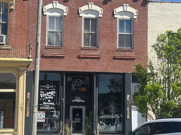 8 W Main St, Du Quoin, IL 62832