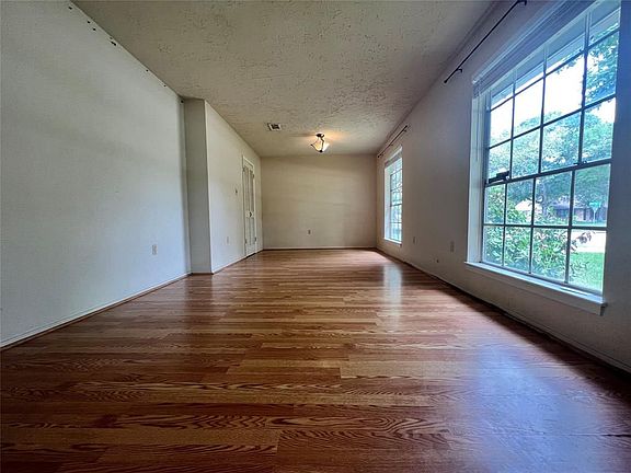 2nd image of 514 W Castle Harbour Dr