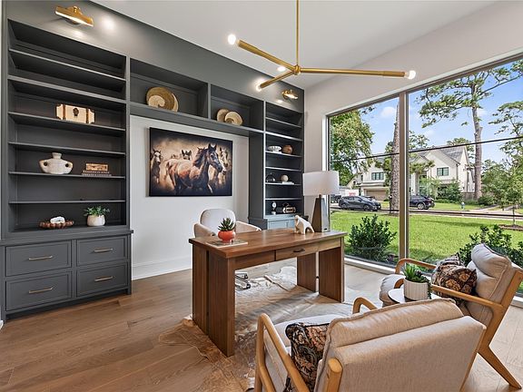 3rd image of 515 W 33rd St