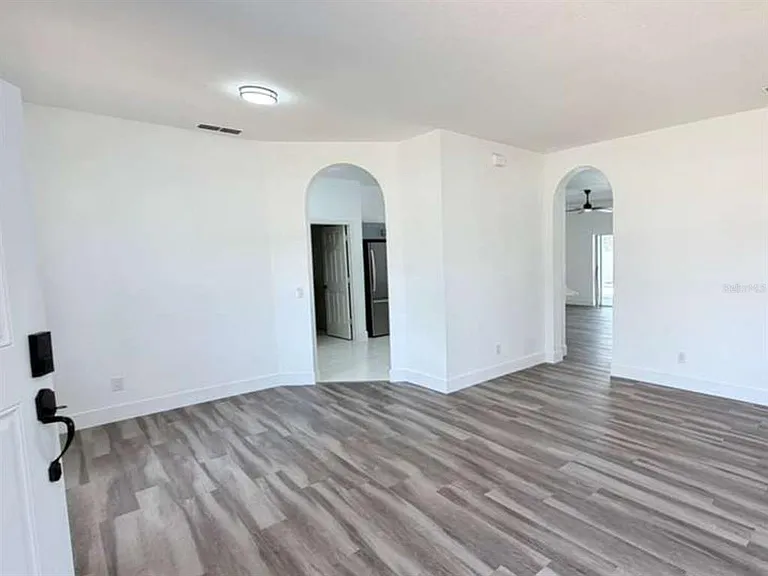 906 Berwick Dr — Photo 11