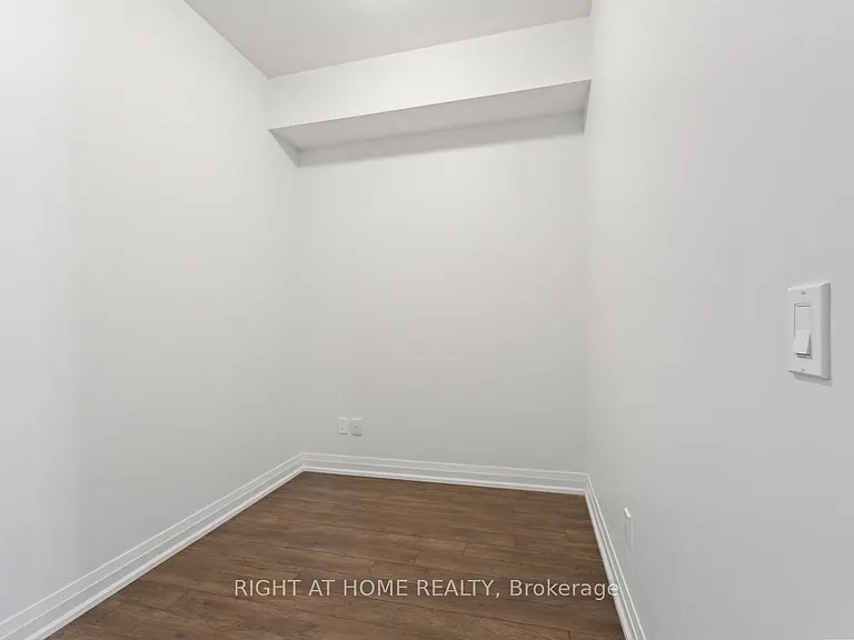 10 Meadowglen Pl — Photo 16
