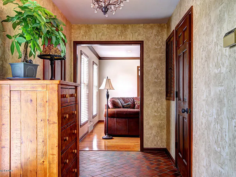 11207 Seatonville Rd — Photo 2