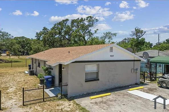 2 bed, 702 sqft, $1,900 — Photo 1