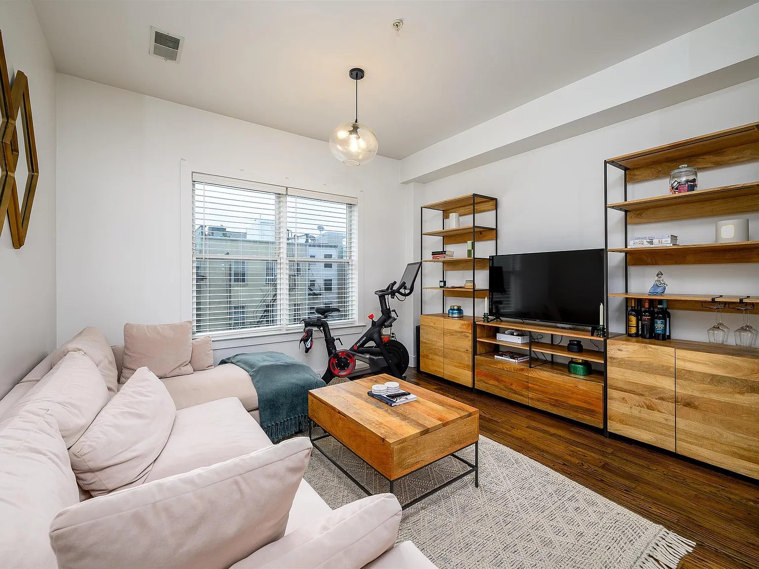1 bed, 1.0 bath, 688 sqft, $3,300 — Photo 1