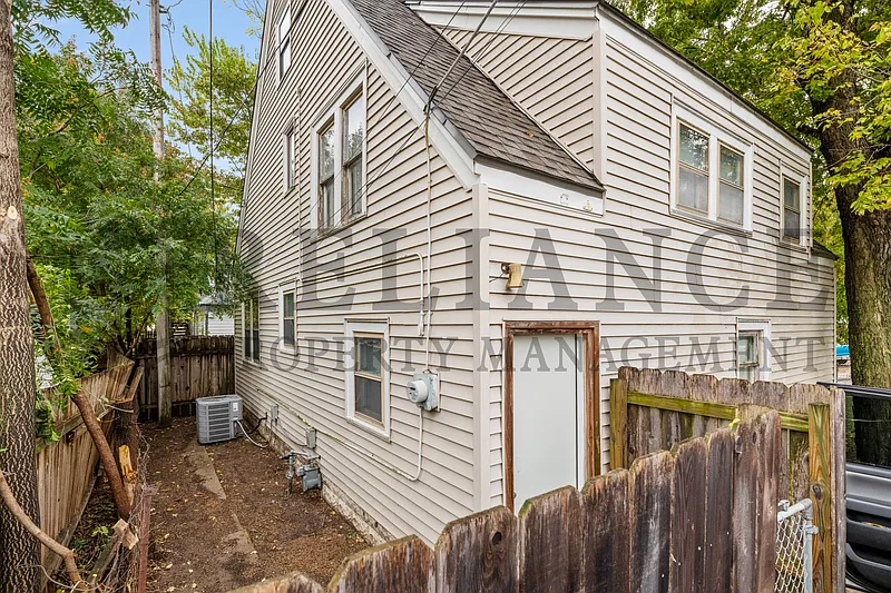 2 bed, 1.0 bath, 1332 sqft, $995 — Photo 4