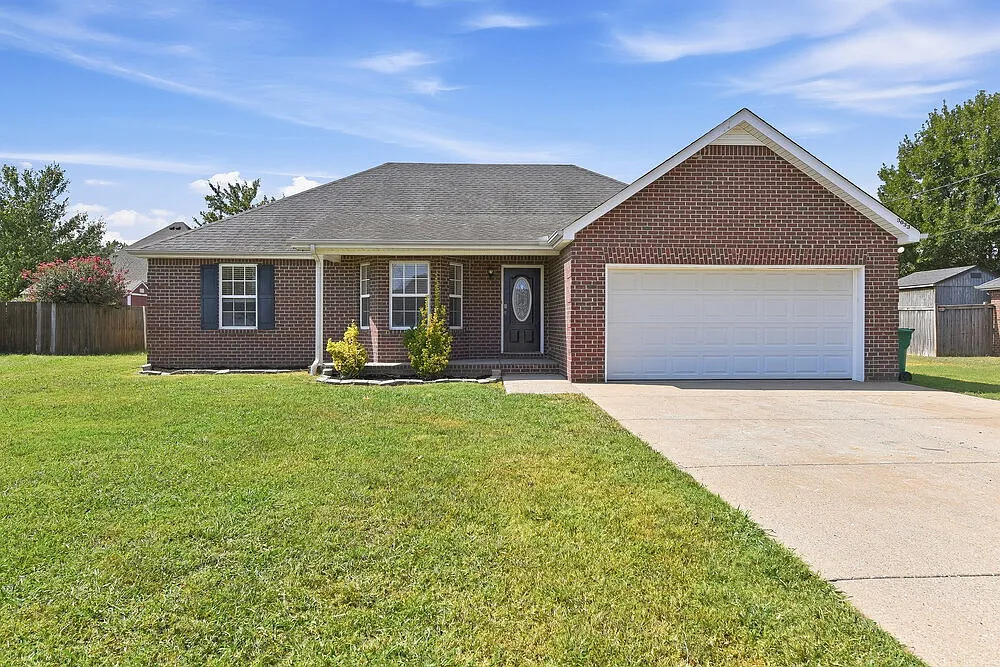 3 bed, 2.0 bath, 1382 sqft, $2,015 — Photo 1