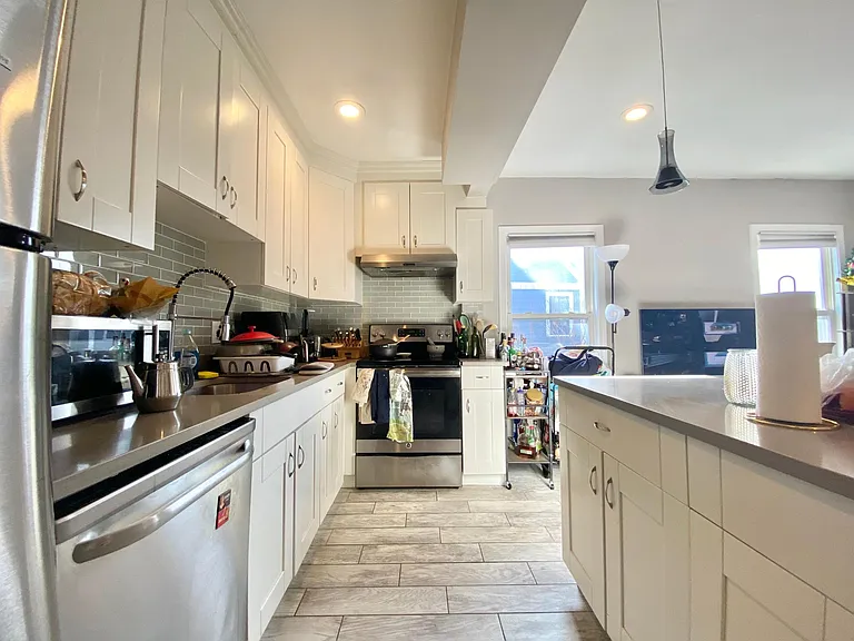 77 Linden St — Photo 1