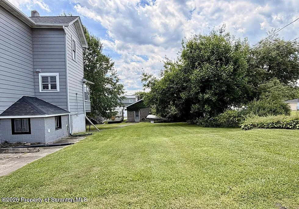 5 bed, 2.0 bath, 2310 sqft, $2,250 — Photo 4
